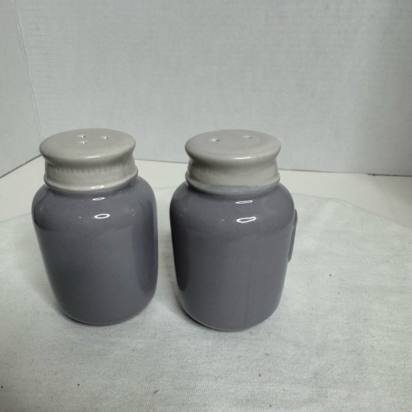 Set of Gray Ceramic Mason Jar Salt & Pepper Shakers. (B) - Picture 2 of 5